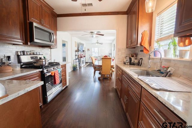 915 Lindsey Ln, Tyler, TX 75701