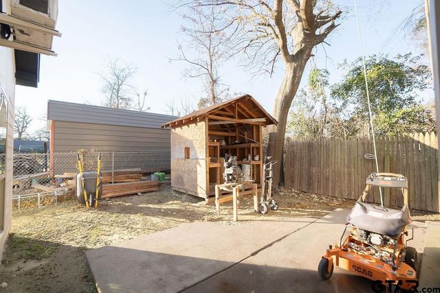 915 Lindsey Ln, Tyler, TX 75701