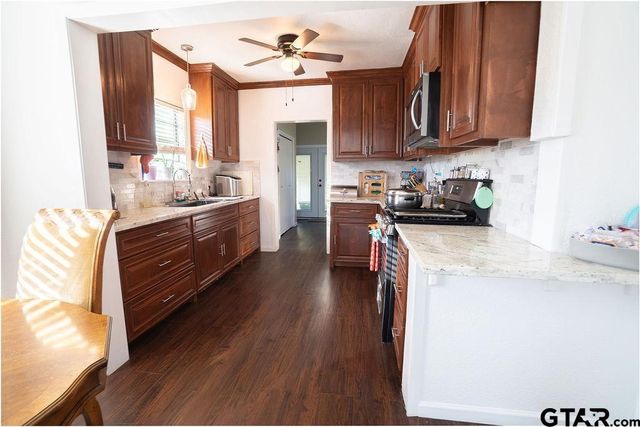 915 Lindsey Ln, Tyler, TX 75701