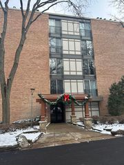 5800 Oakwood Drive 5G, Lisle, IL 60532