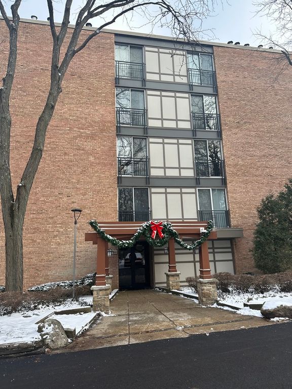 5800 Oakwood Drive 5G, Lisle, IL 60532