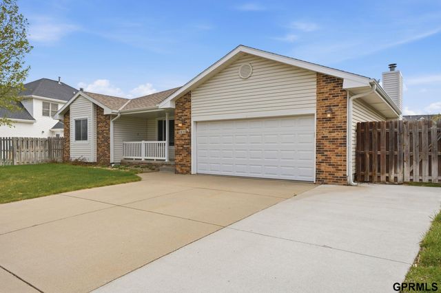 2830 Crown Pointe Road, Lincoln, NE 68506
