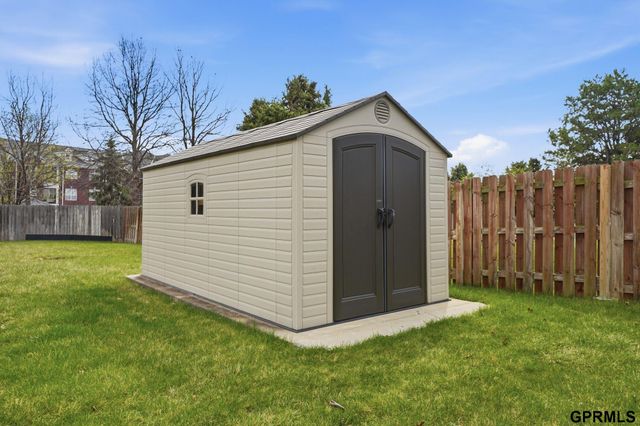 2830 Crown Pointe Road, Lincoln, NE 68506