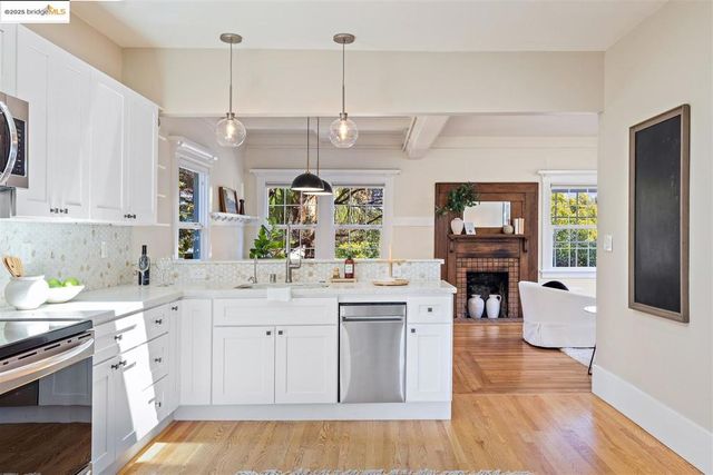4207 Aqua Vista St, Oakland, CA 94601