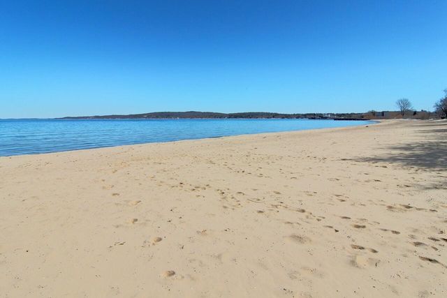 1133 Bay Street, Traverse City, MI 49684