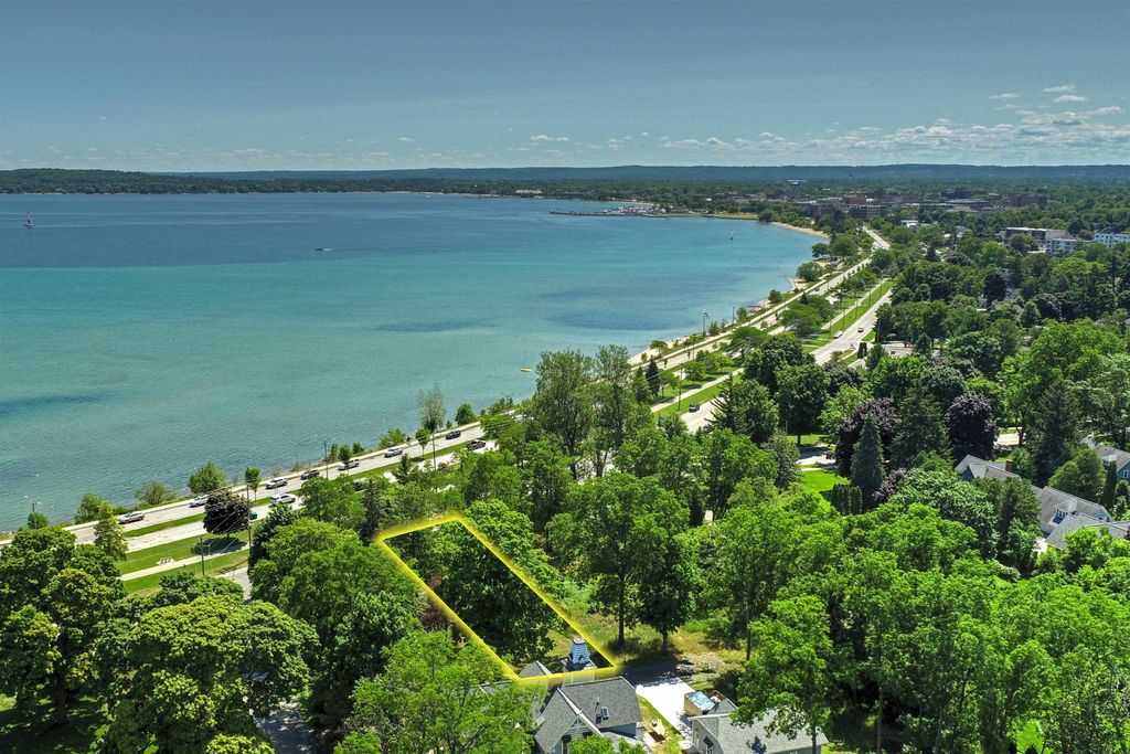 1133 Bay Street, Traverse City, MI 49684