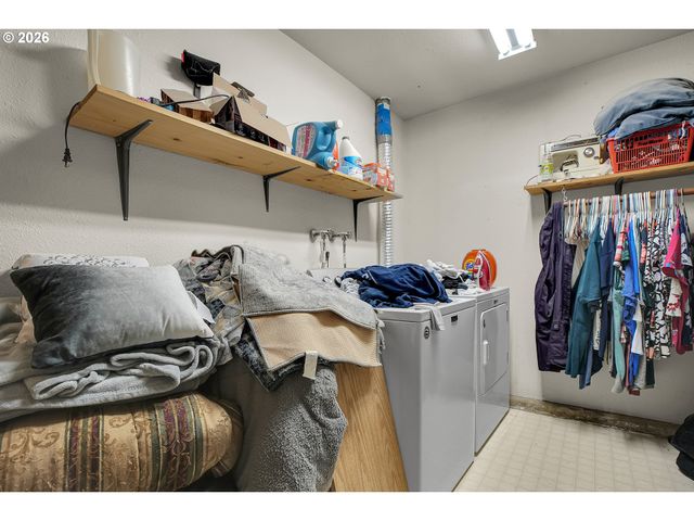 17788 WEBSTER Rd, Gladstone, OR 97027