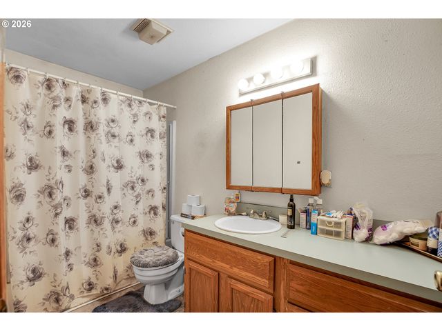 17788 WEBSTER Rd, Gladstone, OR 97027