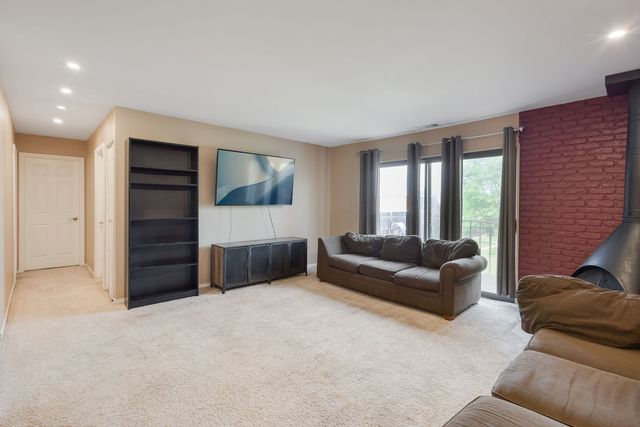 717 Tipperary Court 2B, Schaumburg, IL 60193
