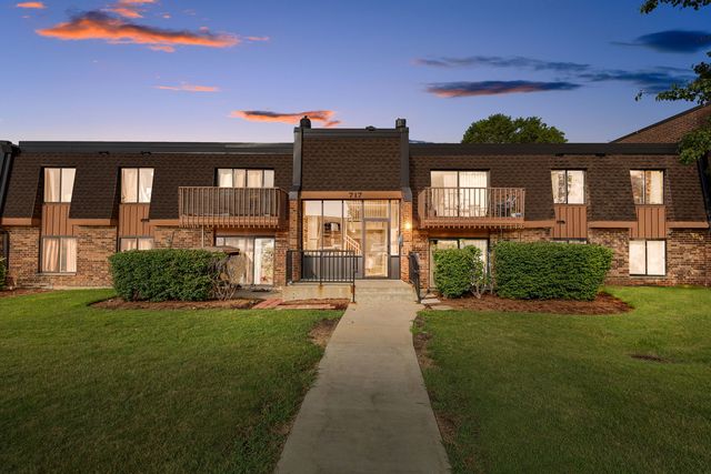 717 Tipperary Court 2B, Schaumburg, IL 60193