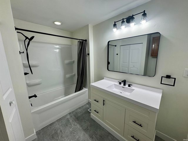 415 E Oak Street, Oakland City, IN 47660