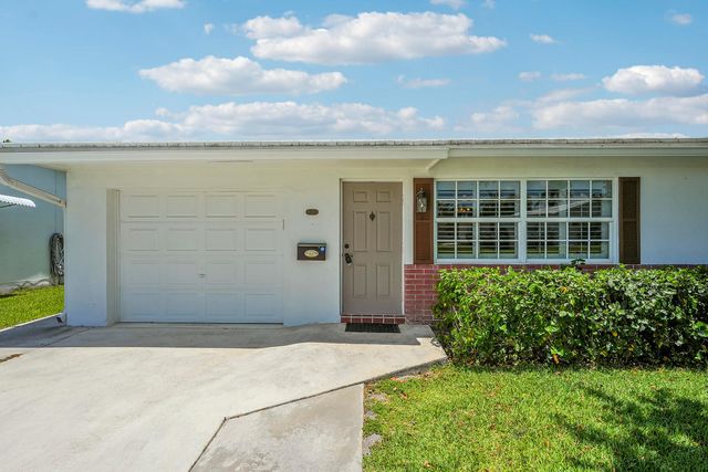 614 SW Golf Drive, Boynton Beach, FL 33426