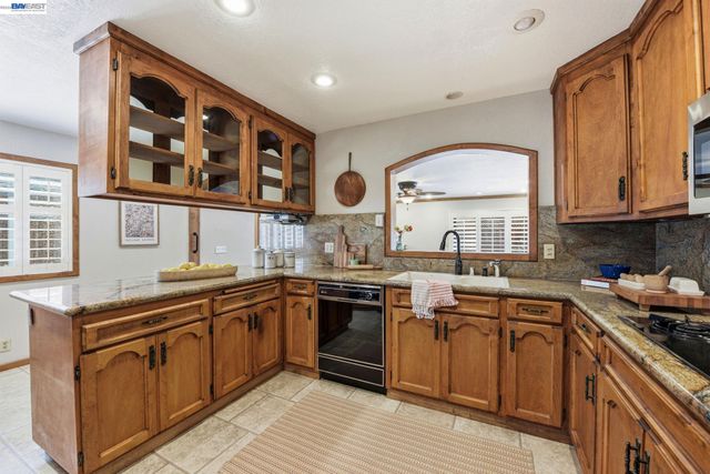 1738 Via Buena Vis, San Lorenzo, CA 94580