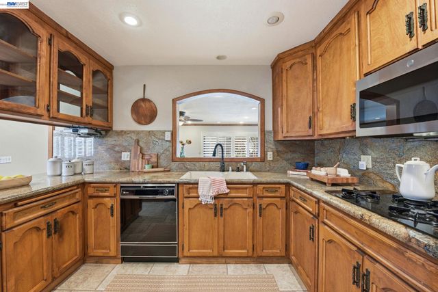 1738 Via Buena Vis, San Lorenzo, CA 94580