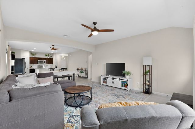 4815 Badland Beacon, Converse, TX 78109