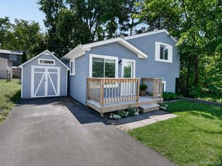 1037 Miami Avenue, Waterford, MI 48327