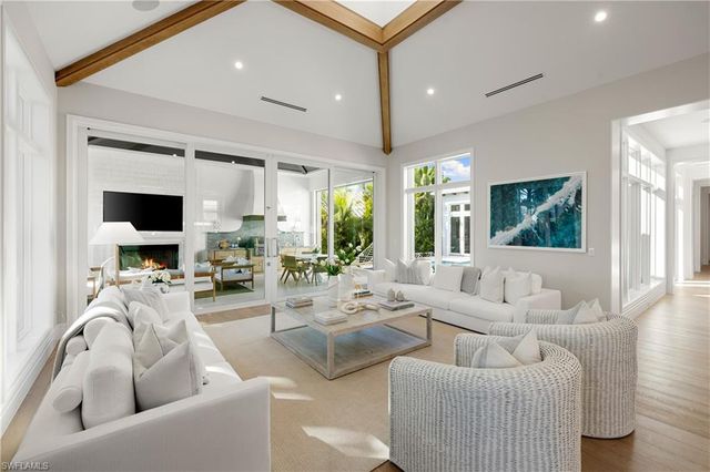 575 13th AVE S, Naples, FL 34102