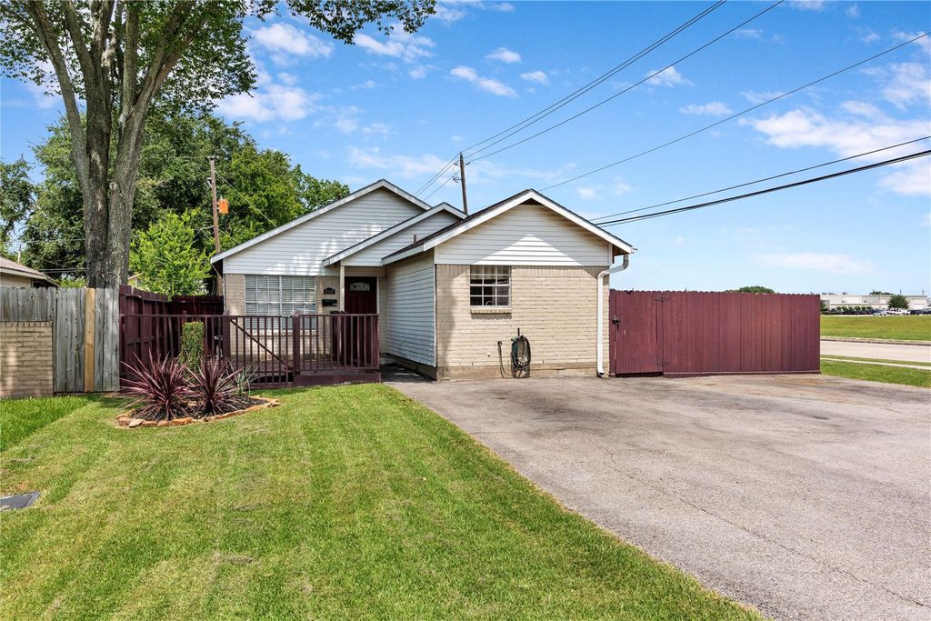 2102 Pearland Avenue, Pearland, TX 77581