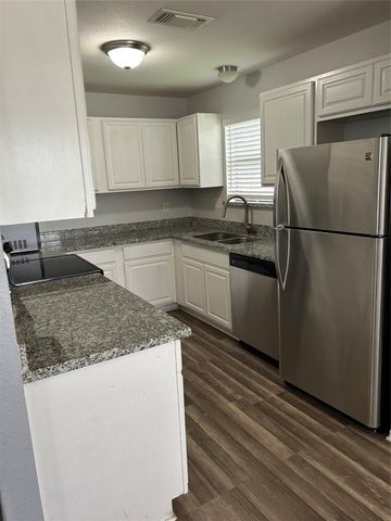 2336 N Pearland Avenue C, Pearland, TX 77581