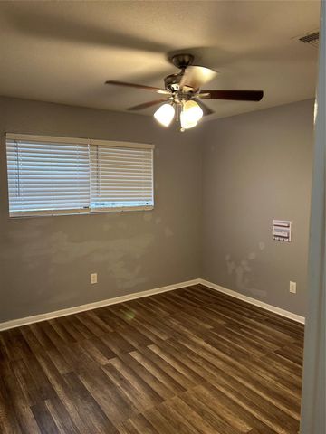 2336 N Pearland Avenue C, Pearland, TX 77581