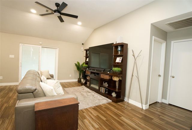 2710 Sockeye Drive, Houston, TX 77045