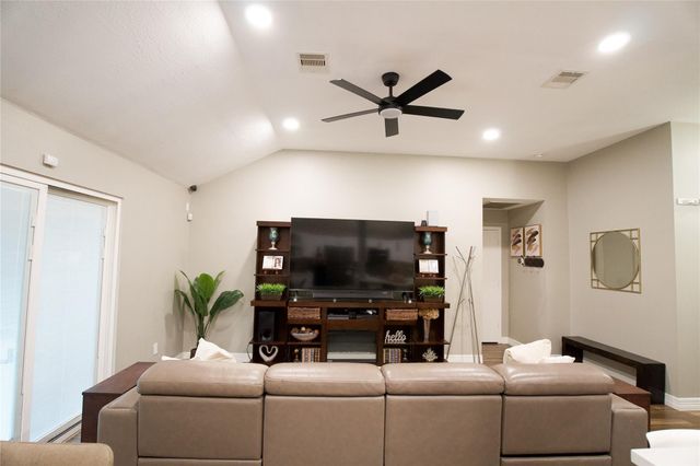 2710 Sockeye Drive, Houston, TX 77045