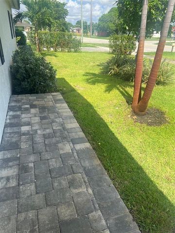 560 SW 14th St, Deerfield Beach, FL 33441