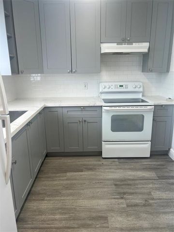 560 SW 14th St, Deerfield Beach, FL 33441