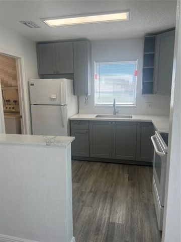 560 SW 14th St, Deerfield Beach, FL 33441