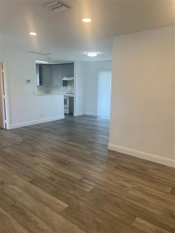 560 SW 14th St, Deerfield Beach, FL 33441