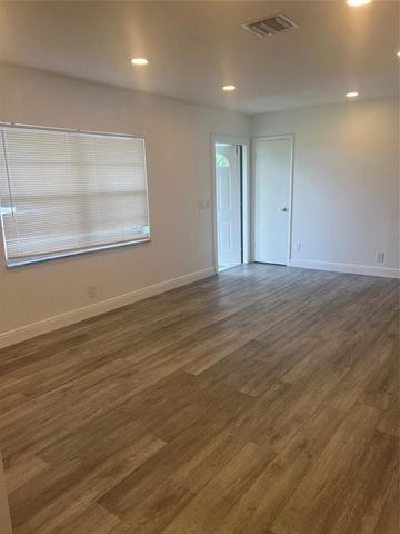 560 SW 14th St, Deerfield Beach, FL 33441