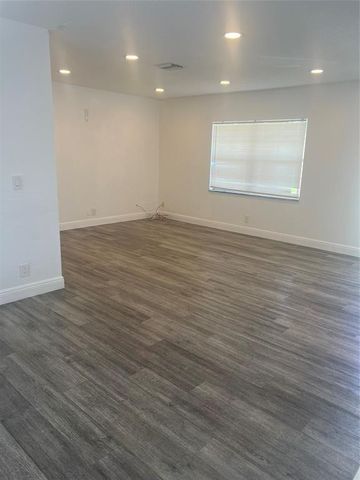 560 SW 14th St, Deerfield Beach, FL 33441