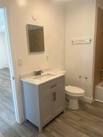 560 SW 14th St, Deerfield Beach, FL 33441