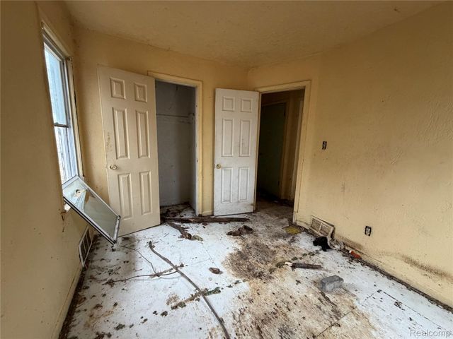 12705 Flanders Street, Detroit, MI 48205