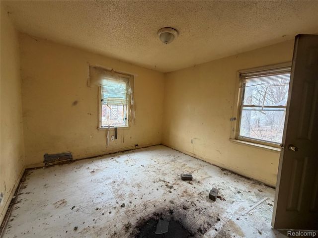 12705 Flanders Street, Detroit, MI 48205