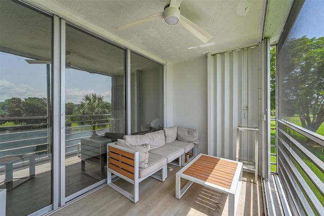555 Oaks Lane 311, Pompano Beach, FL 33069