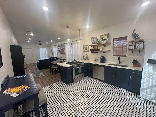 4009 Avenue L, Galveston, TX 77550