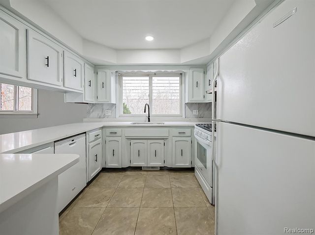 25748 Curie Avenue, Warren, MI 48091