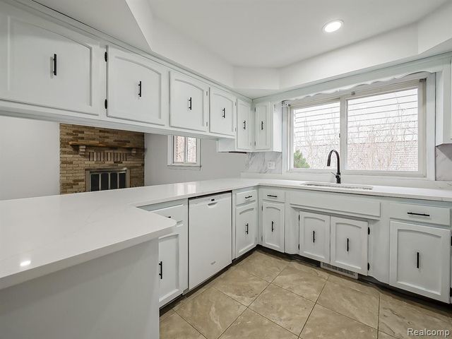 25748 Curie Avenue, Warren, MI 48091