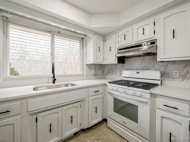 25748 Curie Avenue, Warren, MI 48091