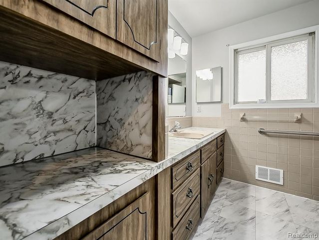 25748 Curie Avenue, Warren, MI 48091