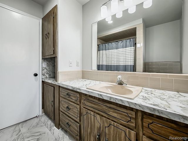 25748 Curie Avenue, Warren, MI 48091