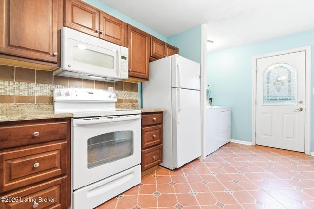 3910 Tally Ho Ct, Jeffersontown, KY 40299