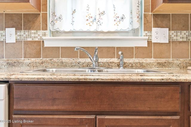 3910 Tally Ho Ct, Jeffersontown, KY 40299