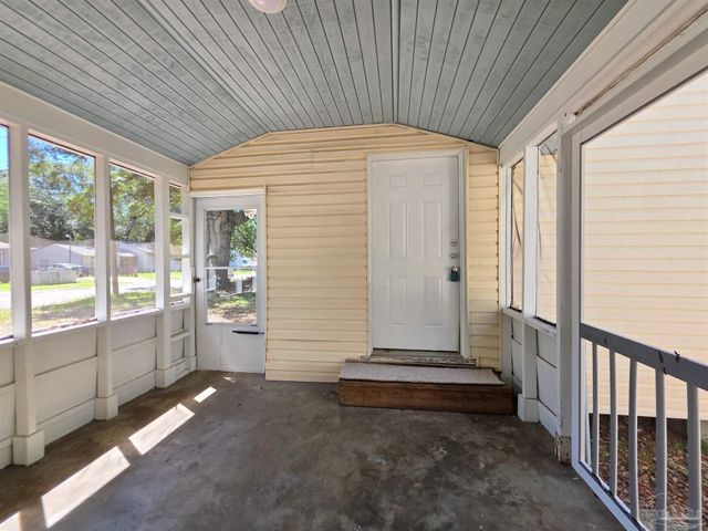 35 Kennington Dr, Pensacola, FL 32507