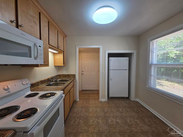 35 Kennington Dr, Pensacola, FL 32507