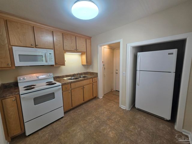 35 Kennington Dr, Pensacola, FL 32507