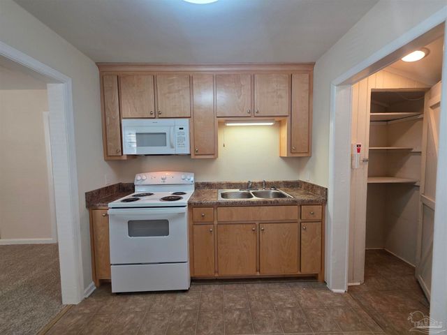 35 Kennington Dr, Pensacola, FL 32507