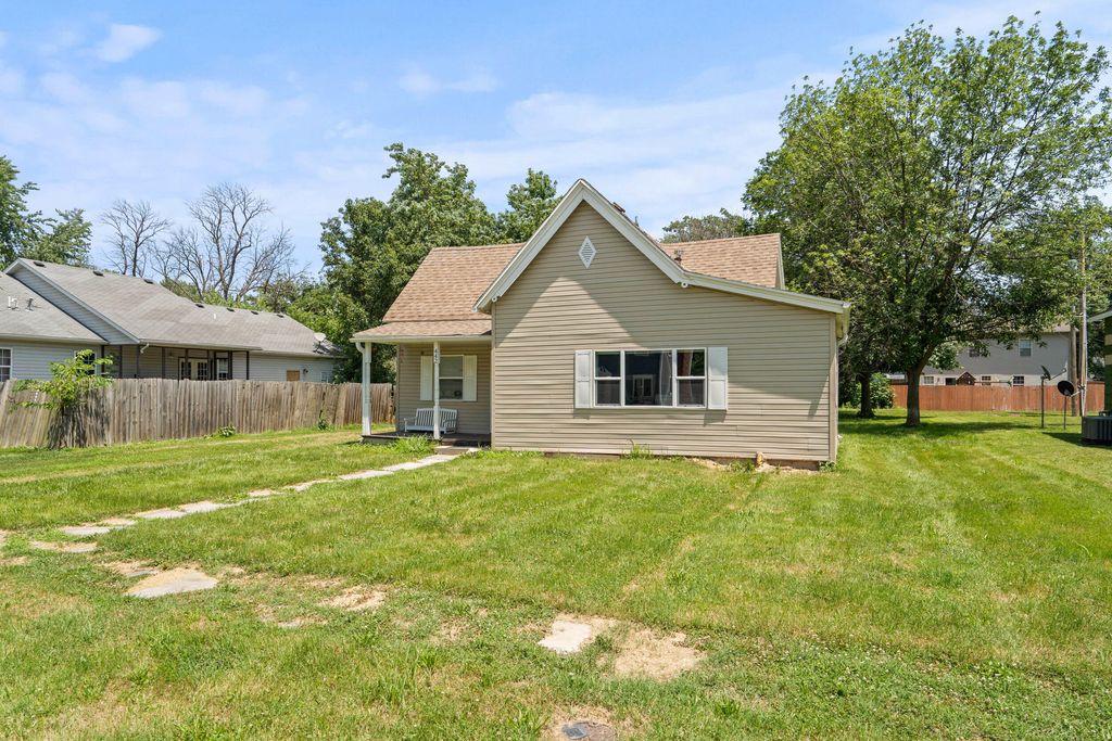442 S JENKINS ST, Centralia, MO 65240