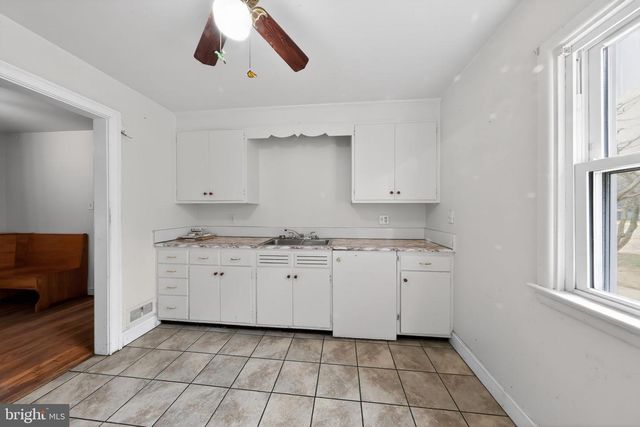 3 S GLEN AVE, New Castle, DE 19720